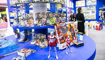 夜色中的“淘金”高手 一晚净赚470元的玩具地摊秘诀