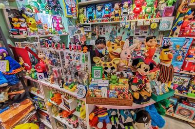 地摊经济火爆 日入两千的玩具销售小摊攻略